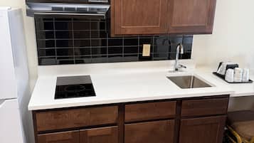 1 Queen Bed with Kitchenette Non-Smoking