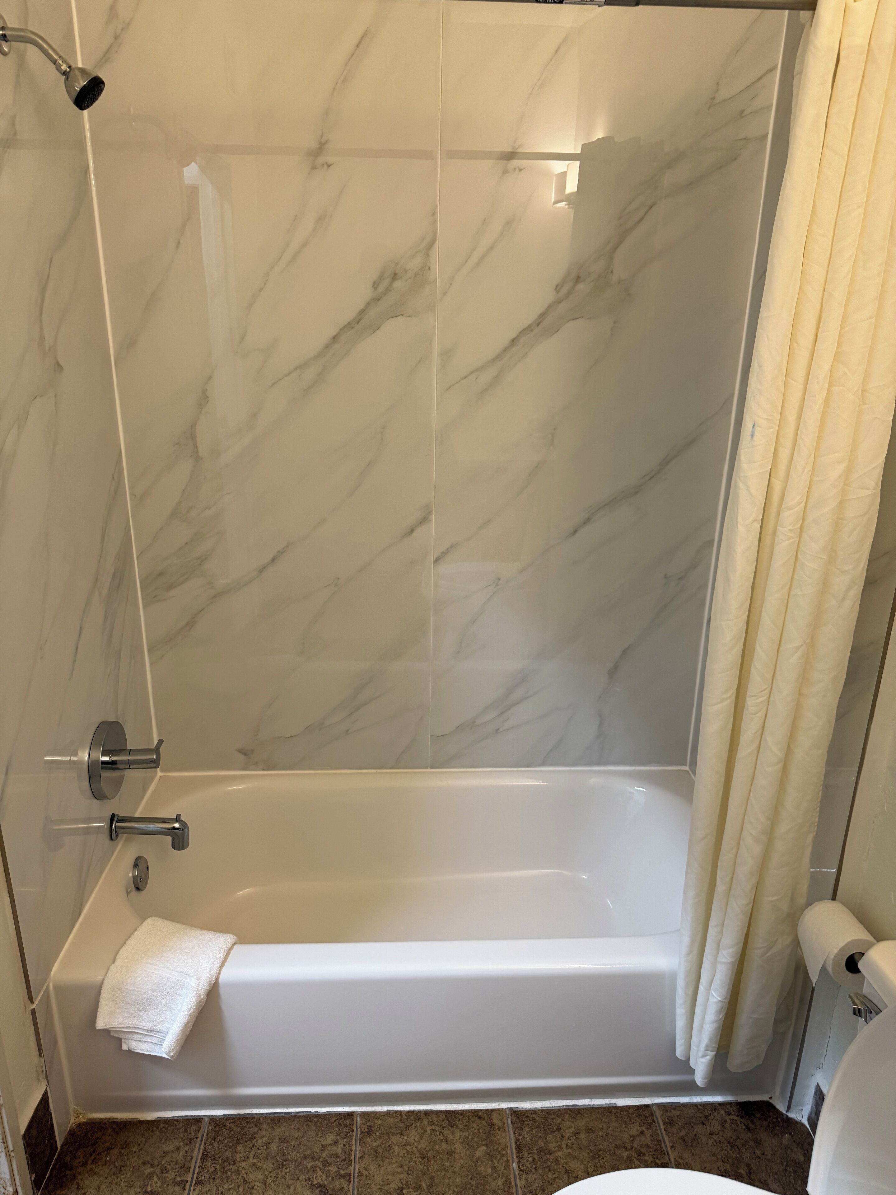 Rom – executive, ikke-røyk, tekjøkken (1 Queen Bed) | Bad | Kombinert dusj/badekar og håndklær