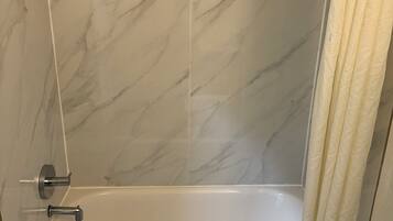 Rom – executive, ikke-røyk, tekjøkken (1 Queen Bed) | Bad | Kombinert dusj/badekar og håndklær