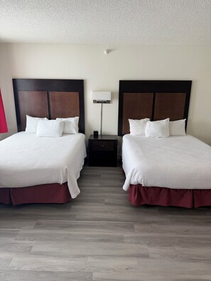  2 Queen Beds with Sofa/Kitchenette Non-Smoking  | Desk, laptop workspace, free WiFi, bed sheets - Sandalwood Studios & Suites (Shakopee)