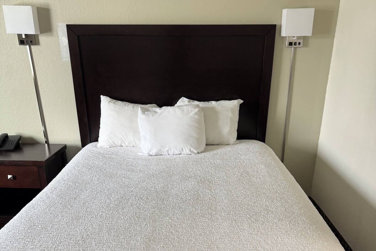 Kamer, 1 queensize bed, niet-roken, kitchenette | Een bureau, een laptopwerkplek, gratis wifi, een wekker