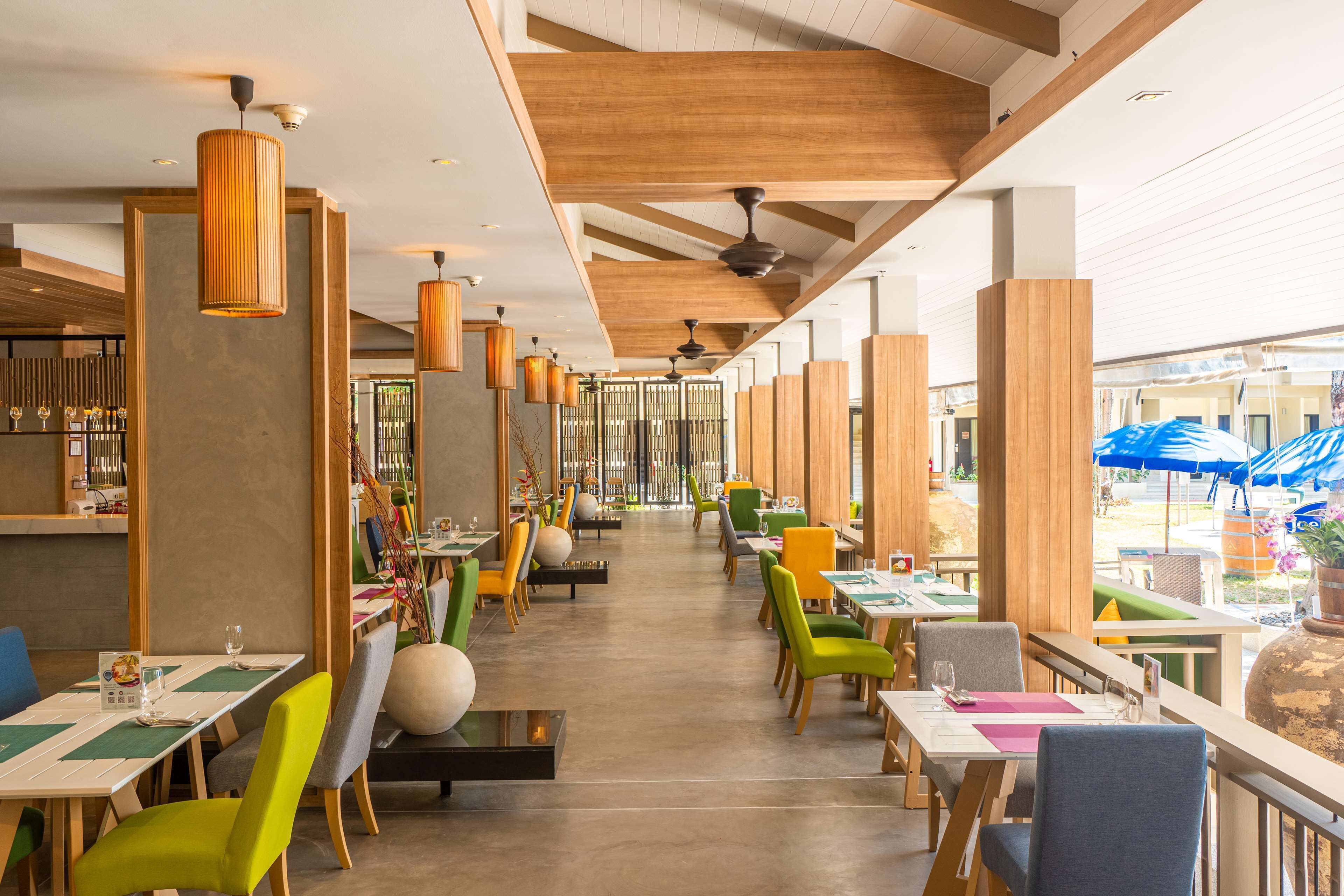 2 restaurants, breakfast, lunch, dinner served; international cuisine 