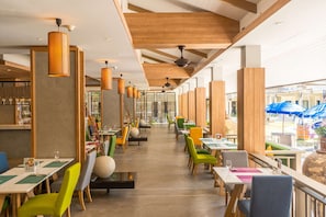 2 restaurants, servant le déjeuner et le dßner; cuisine internationale