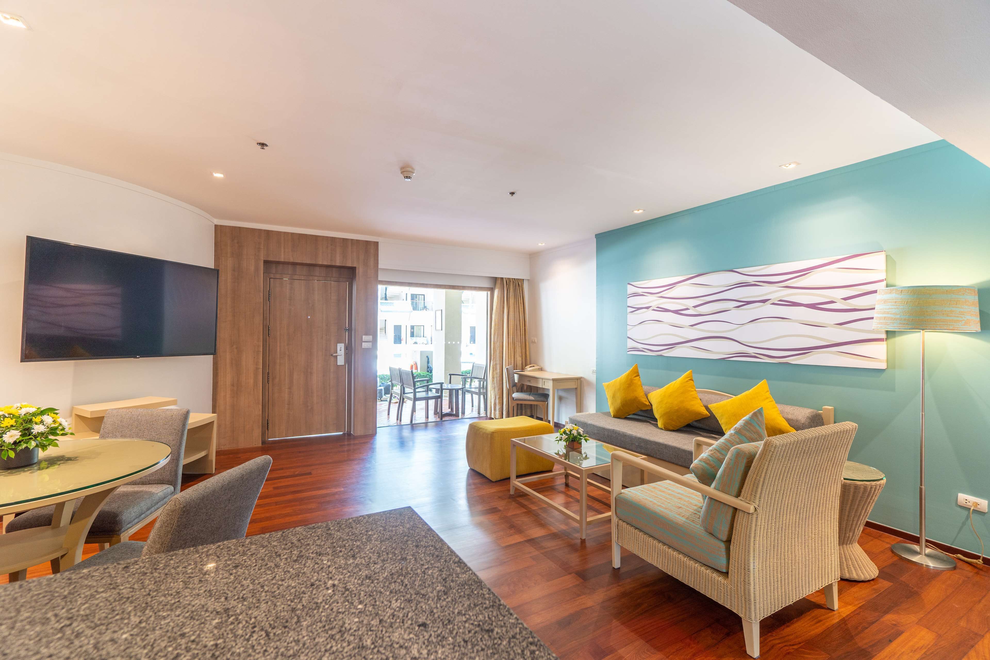 套房, 2 間臥室, 露台, 泳池景觀 | 1 間臥室、迷你吧、客房內保險箱、書桌