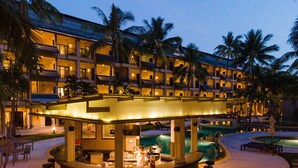 Ein Resort mit Poolbereich, Bar und mehreren Balkonen.