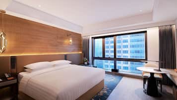 Deluxe Room, 1 King Bed | Minibar, in-room safe, desk, blackout drapes