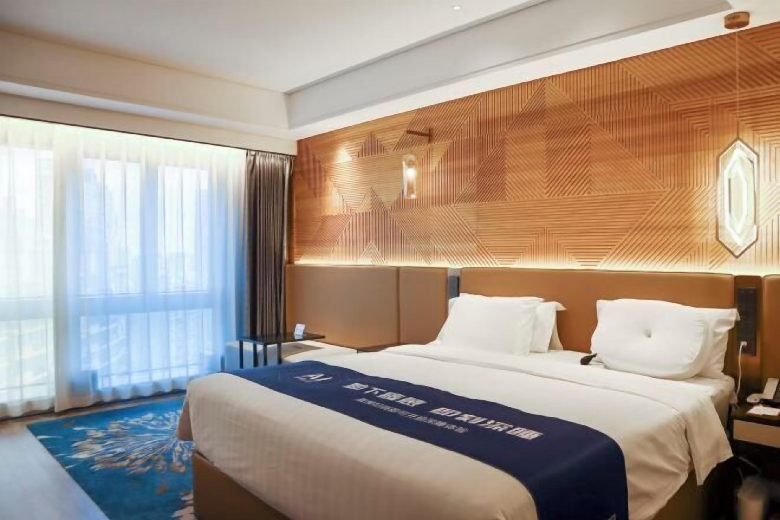 Minibar, Zimmersafe, Schreibtisch, Verdunkelungsvorhänge