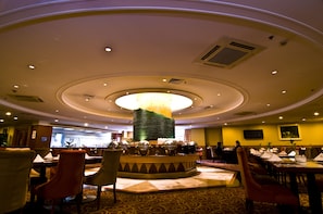 Breakfast (CNY 120 per person)