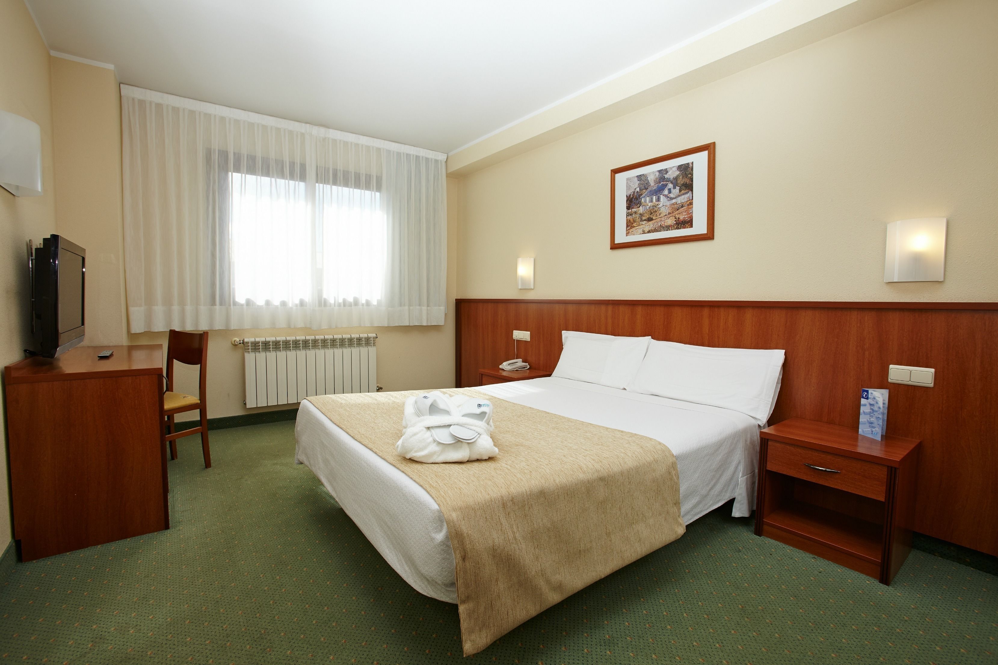 in-room safe, desk, soundproofing, rollaway beds