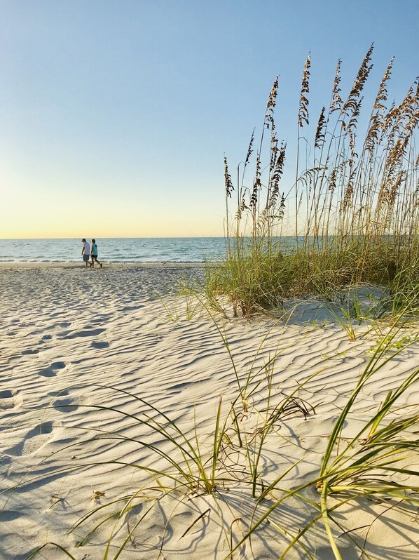 Beach nearby, white sand, beach umbrellas - Sanibel Siesta on the Beach (Sanibel)