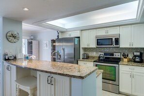 Condo, 2 phòng ngủ (Premium View) | Bếp riêng | Tủ lạnh, lò vi sóng, bếp nấu, máy rửa bát 