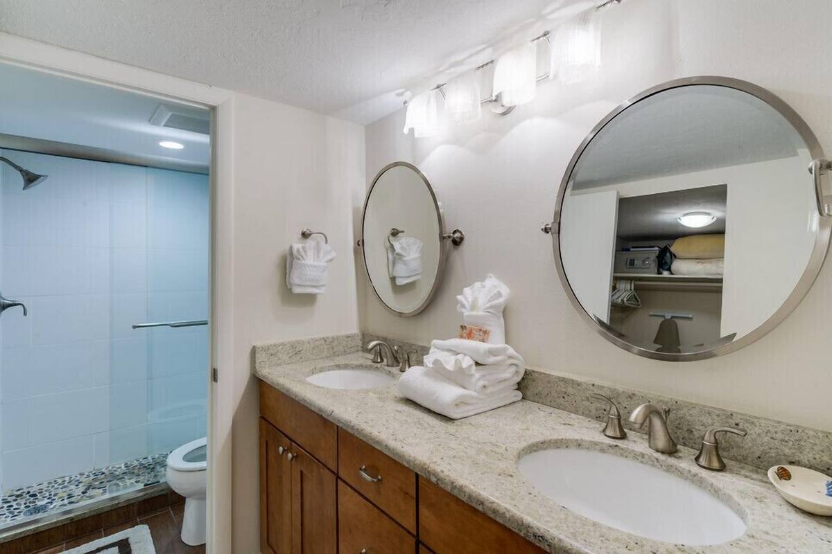 Condo, 2 habitaciones (Premium View) | Lavabo en el baño