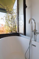 Ático, terraza | Minibar, caja fuerte, wifi gratis y ropa de cama