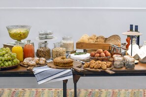 Tägliches Frühstücksbuffet (21 EUR pro Person)