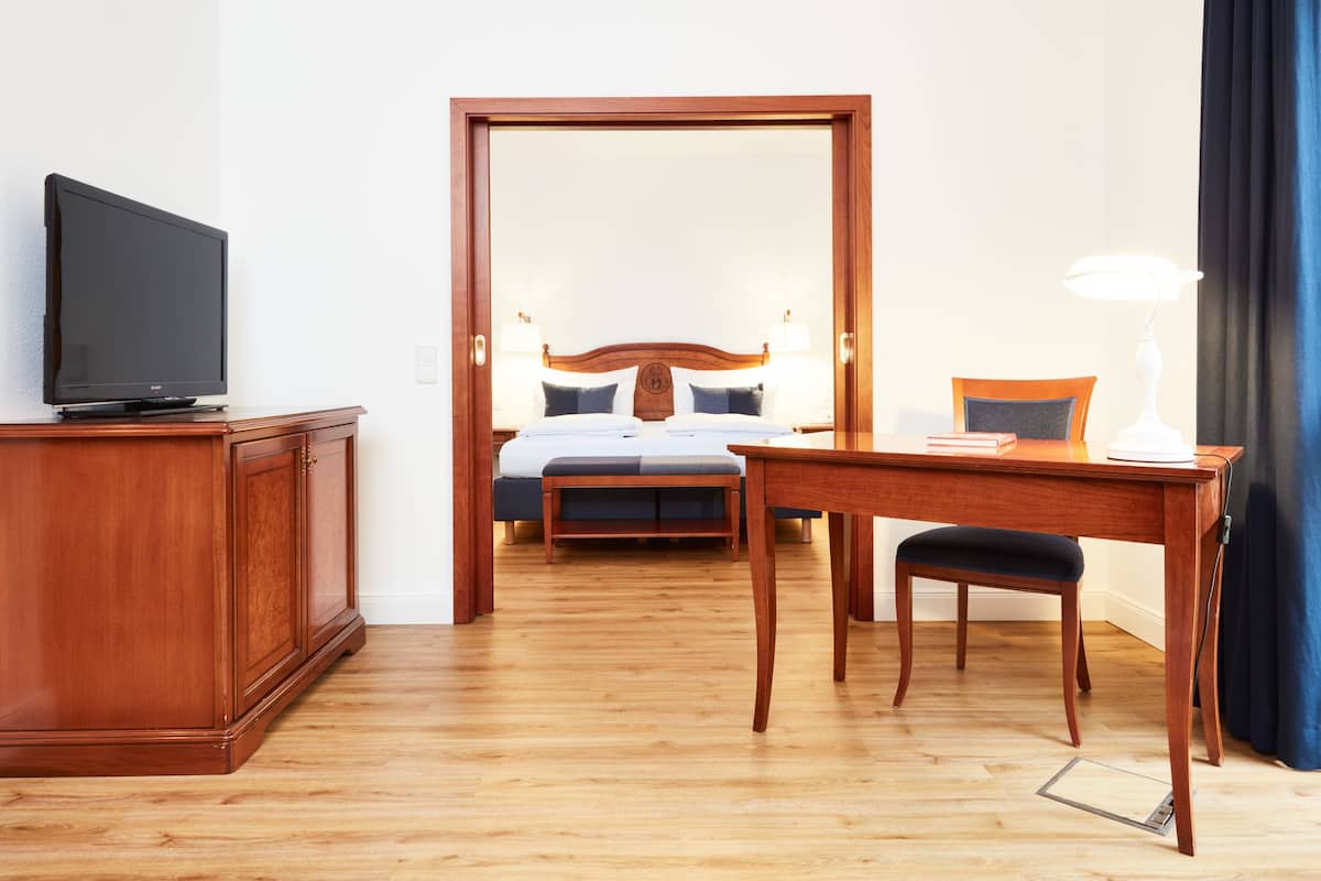 Premium bedding, in-room safe, desk, laptop workspace