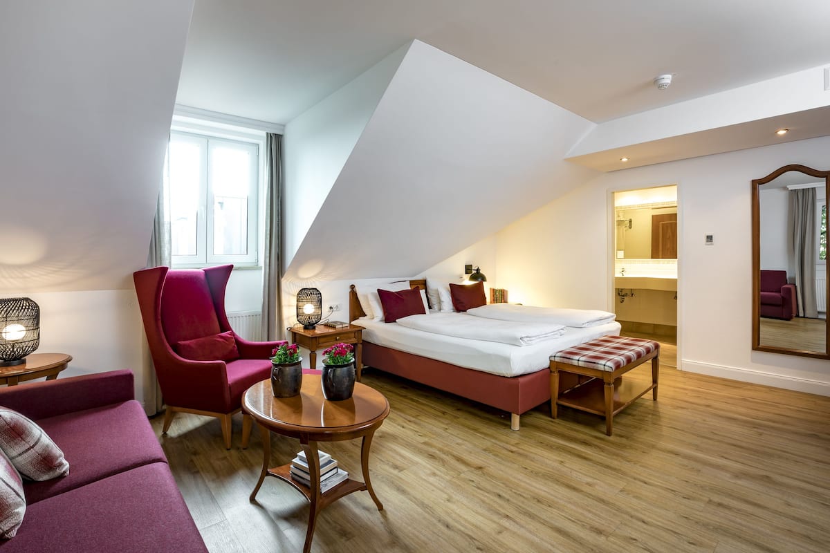 1 bedroom, premium bedding, in-room safe, desk