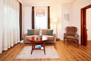 Suite | Living area | 32-inch flat-screen TV with satellite channels, TV, Netflix - Hotel Prinzregent München (Munich)