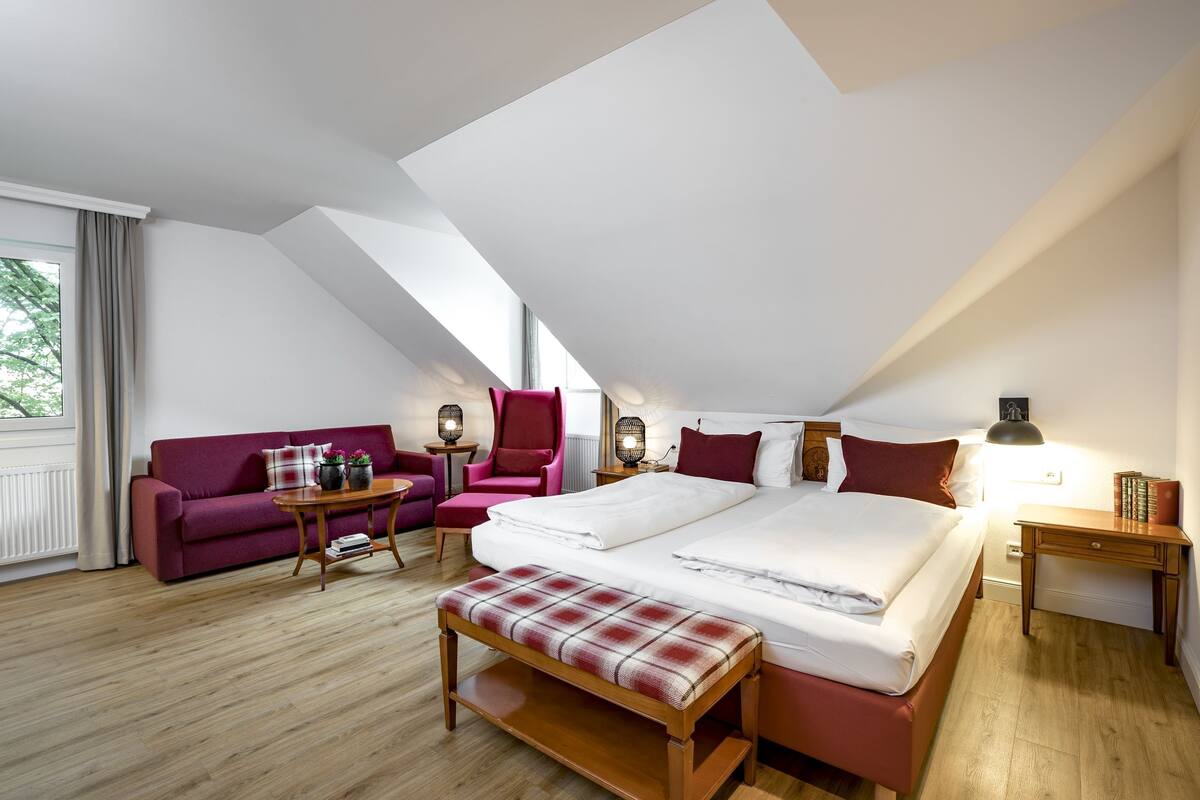 Ropa de cama de alta calidad y caja de seguridad en la habitación