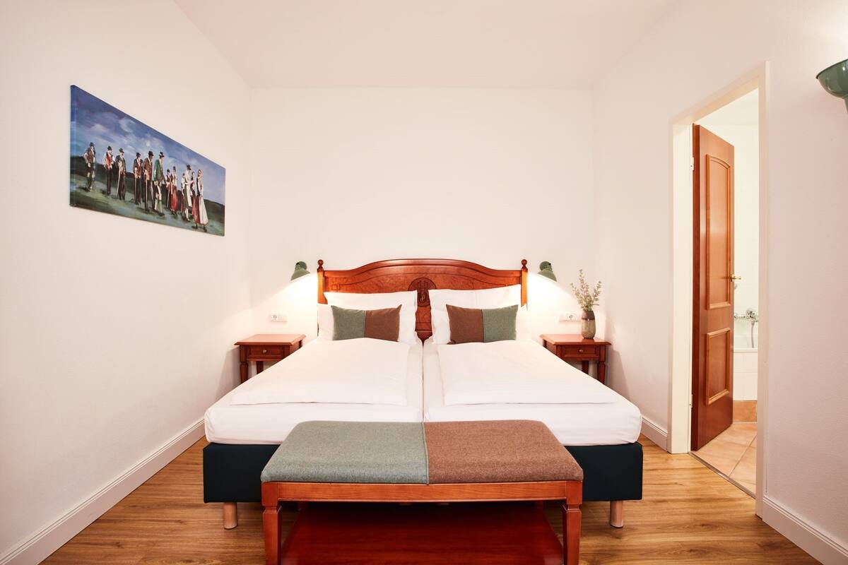 Ropa de cama de alta calidad y caja de seguridad en la habitación