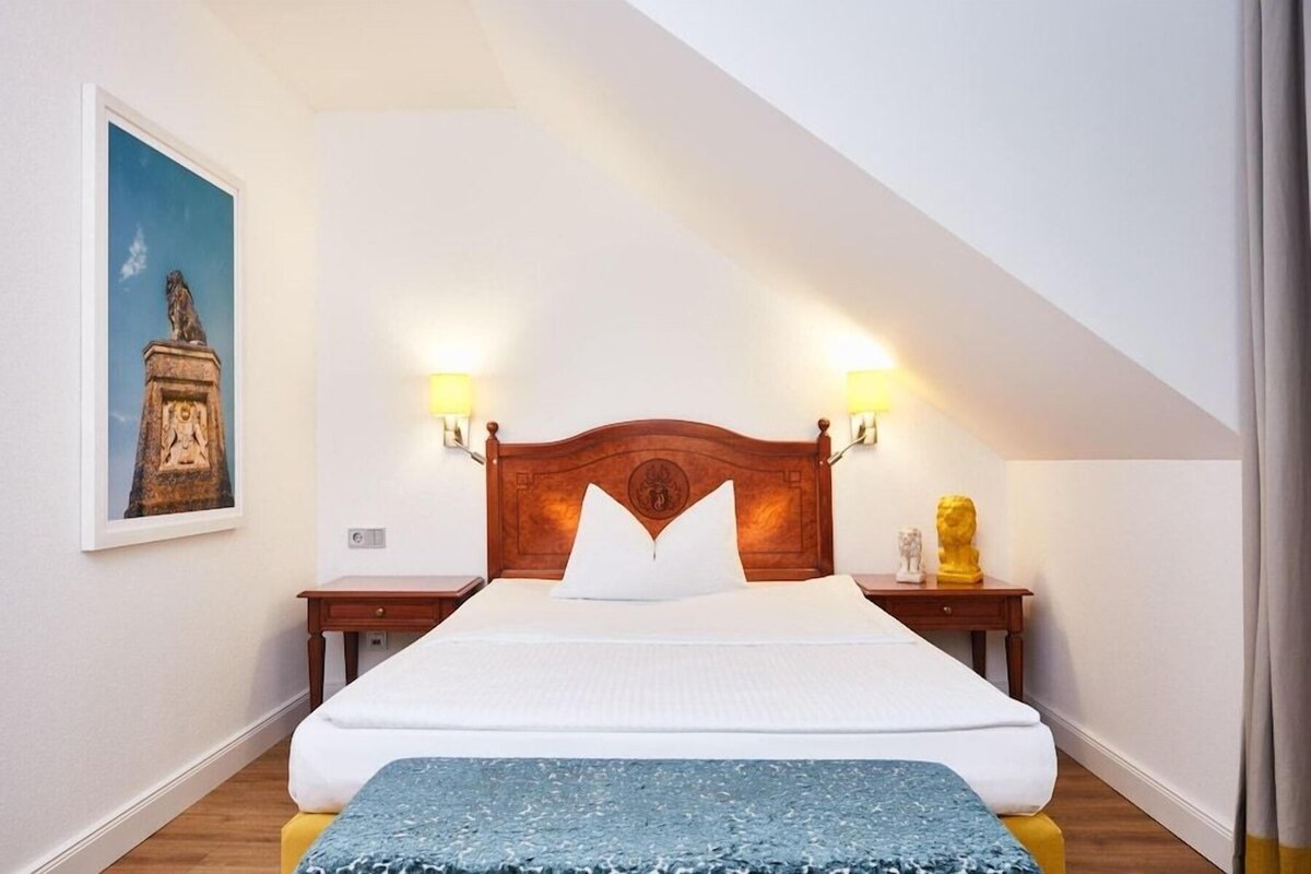 Premium bedding, in-room safe, desk, laptop workspace
