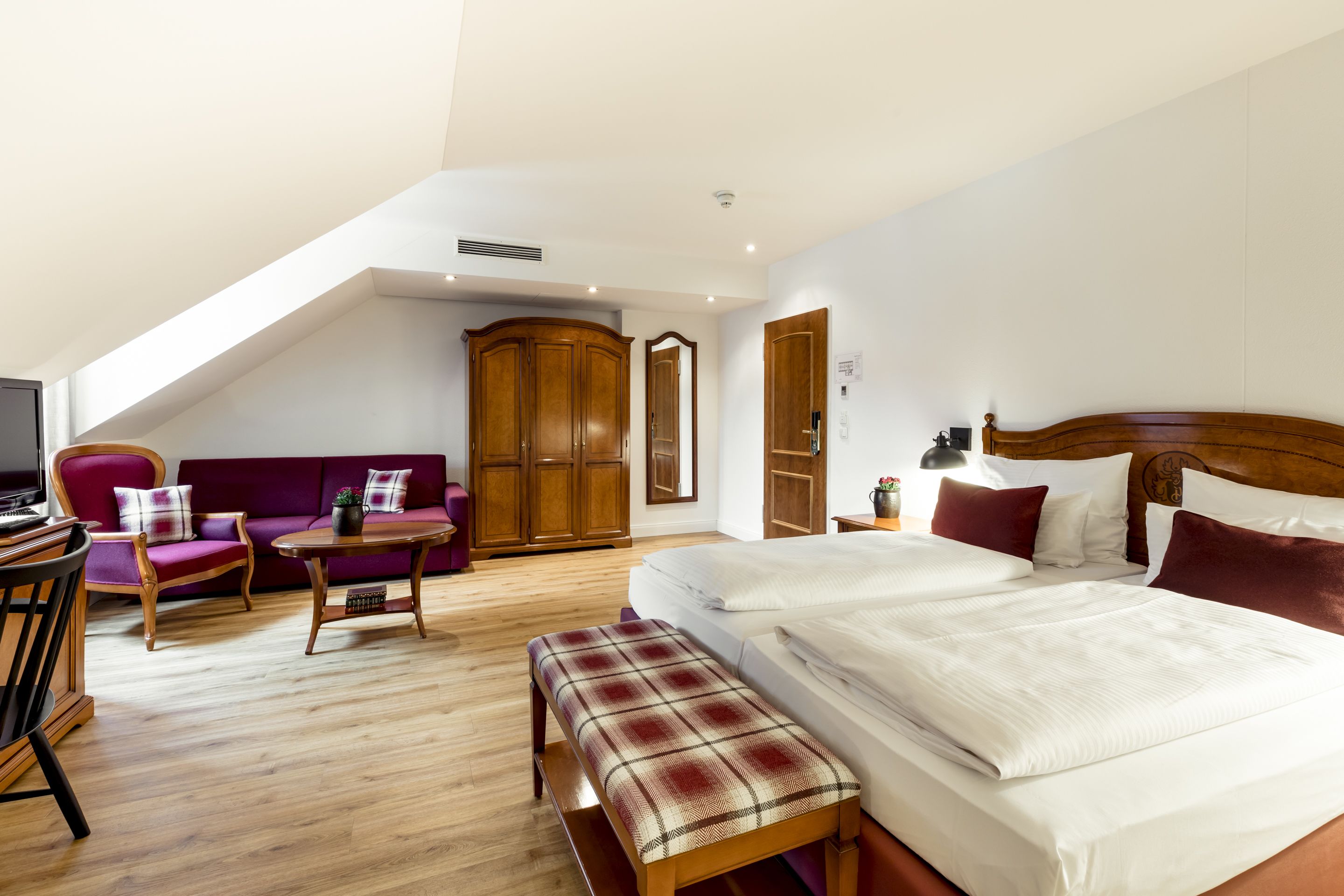 Ropa de cama de alta calidad y caja de seguridad en la habitación 