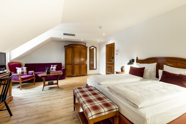 高档床上用品、客房内保险箱、办公桌、笔记本电脑工作区