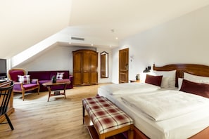 高档床上用品、客房内保险箱、办公桌、笔记本电脑工作区