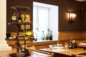 Breakfast, lunch, dinner served; local cuisine  - Hotel Prinzregent München (Munich)