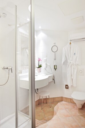 Eco-friendly toiletries, hair dryer, bathrobes, heated floors - Hotel Prinzregent München (Munich)
