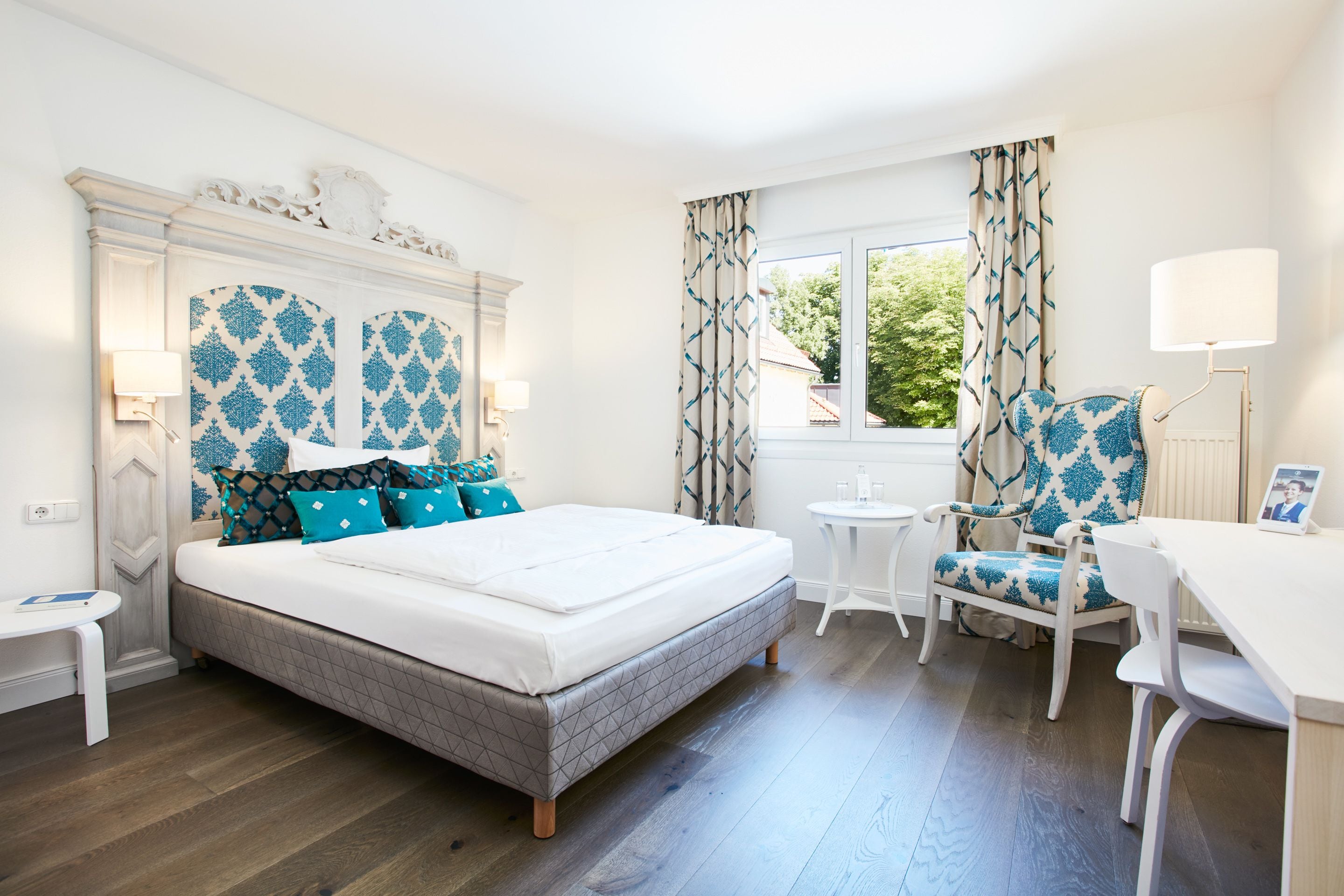 Ropa de cama de alta calidad, caja fuerte, escritorio