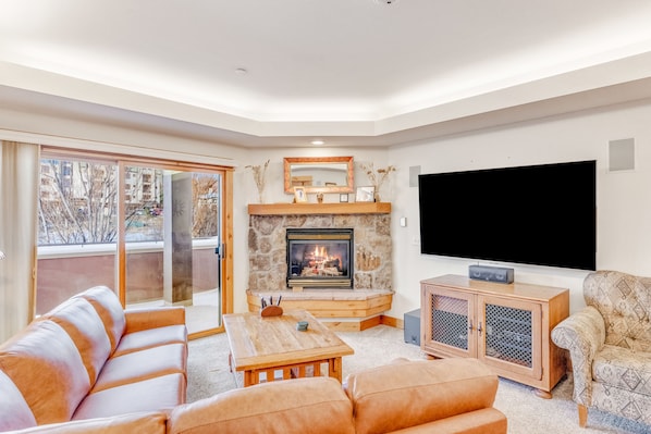 Apartamento, 4 habitaciones | Zona de estar | Una televisión, un reproductor de DVD