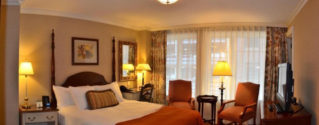 Ropa de cama hipoalergénica y caja de seguridad en la habitación 