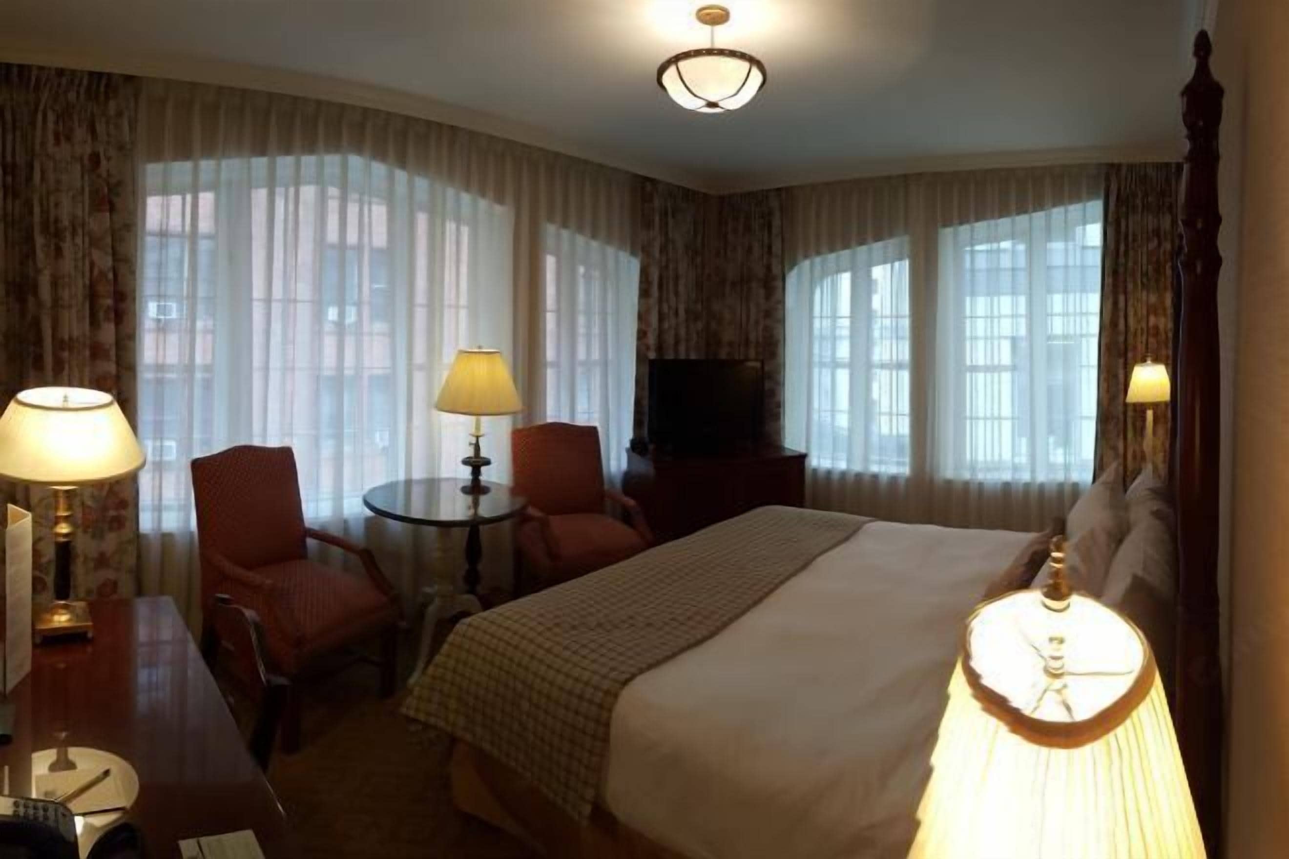 Hypo-allergenic bedding, in-room safe, desk, laptop workspace