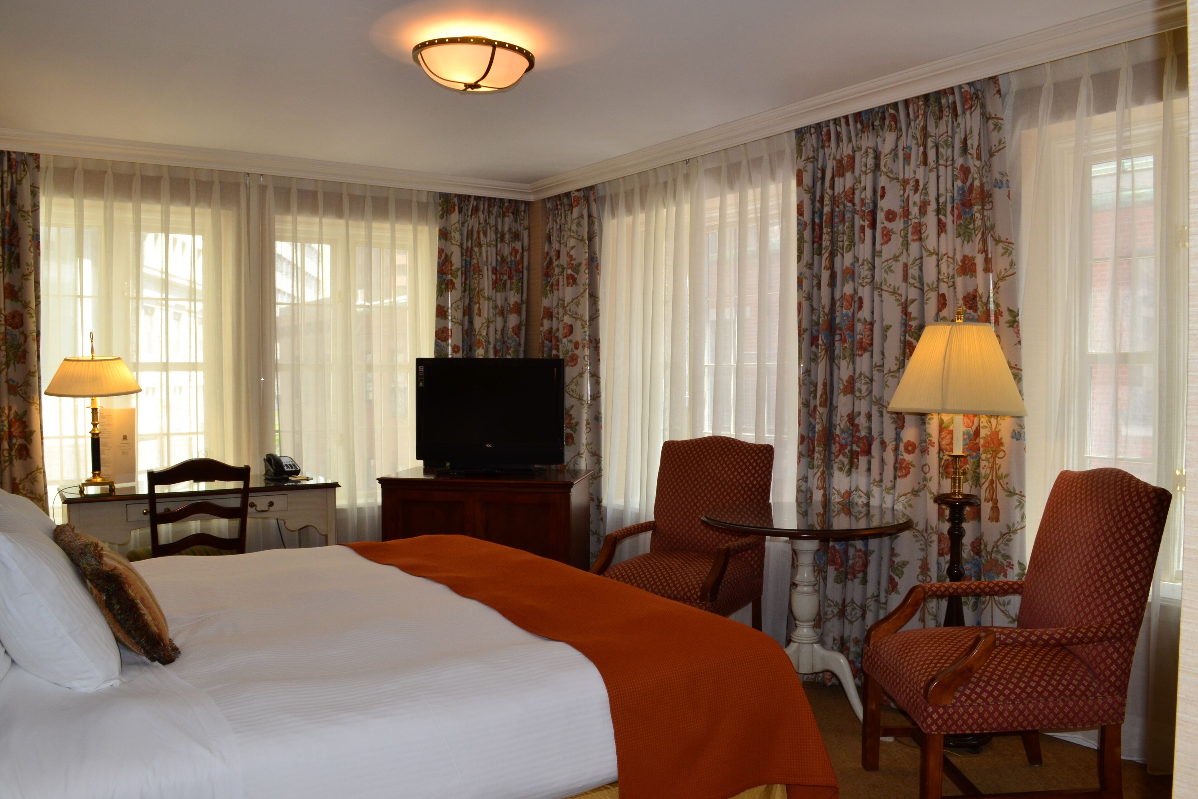 Superior King Corner Room | City view