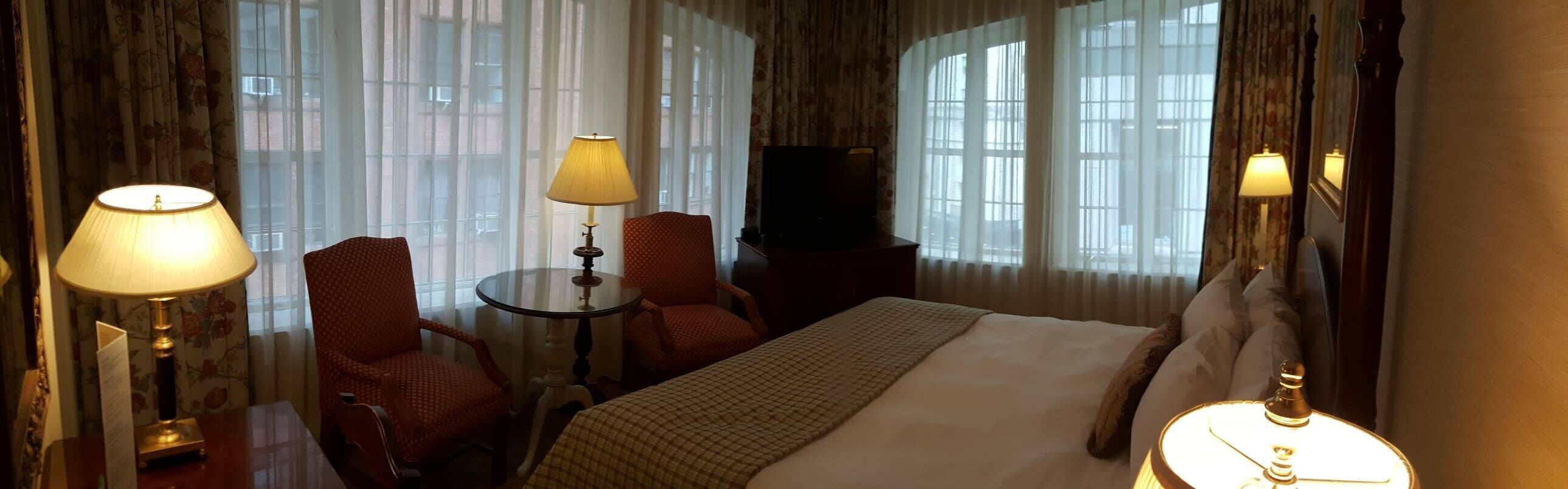 Ropa de cama hipoalergénica y caja de seguridad en la habitación 