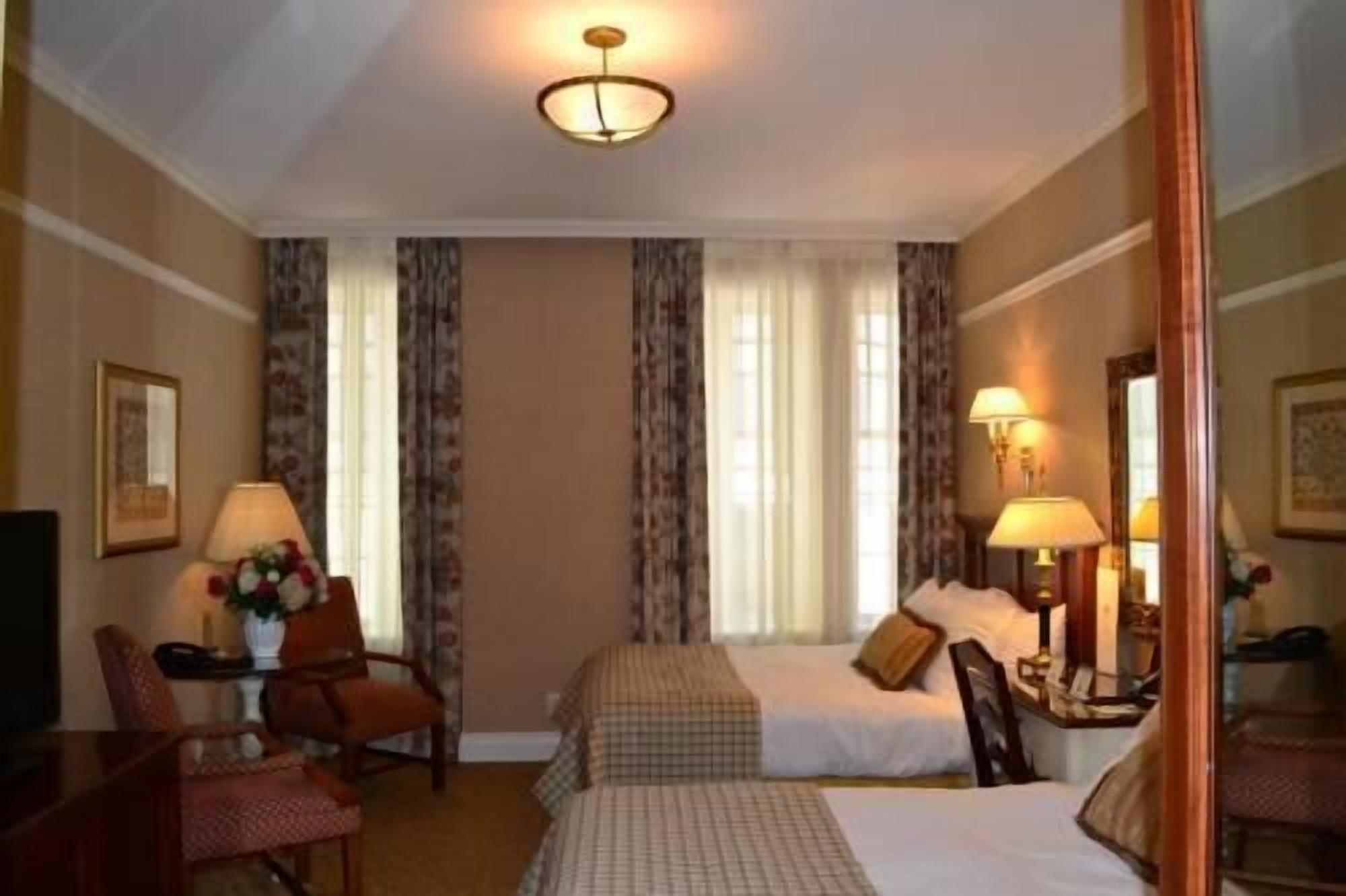 Ropa de cama hipoalergénica y caja de seguridad en la habitación 