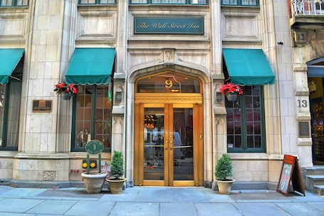 Esterni. The Wall Street Inn
