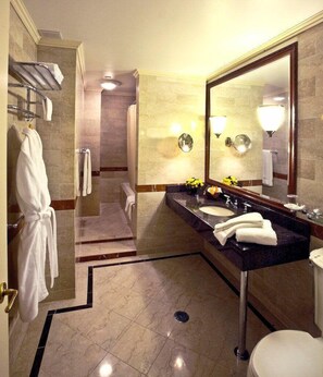 Hypo-allergenic bedding, in-room safe, desk, laptop workspace - The Wall Street Inn (New York)