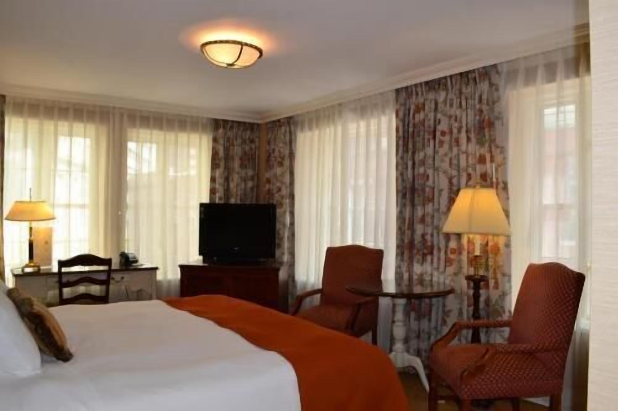 Ropa de cama hipoalergénica y caja de seguridad en la habitación 