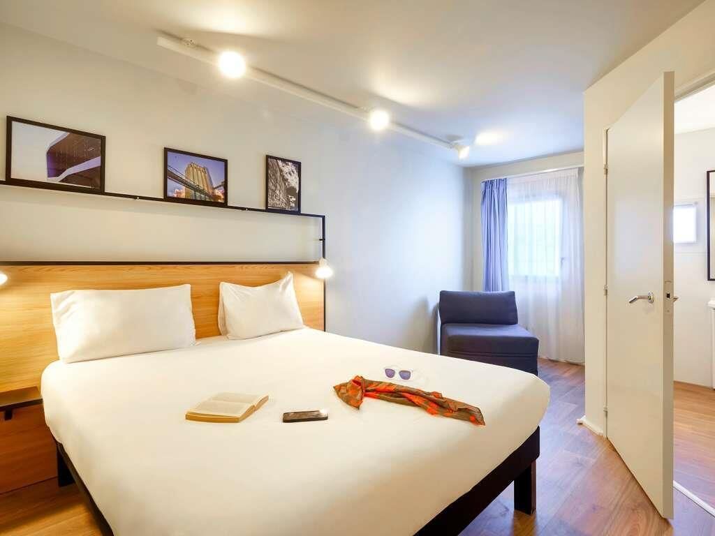 Quarto casal standard, 1 cama de casal | Escrivaninha, quartos à prova de som, ferros/tábuas de passar roupa