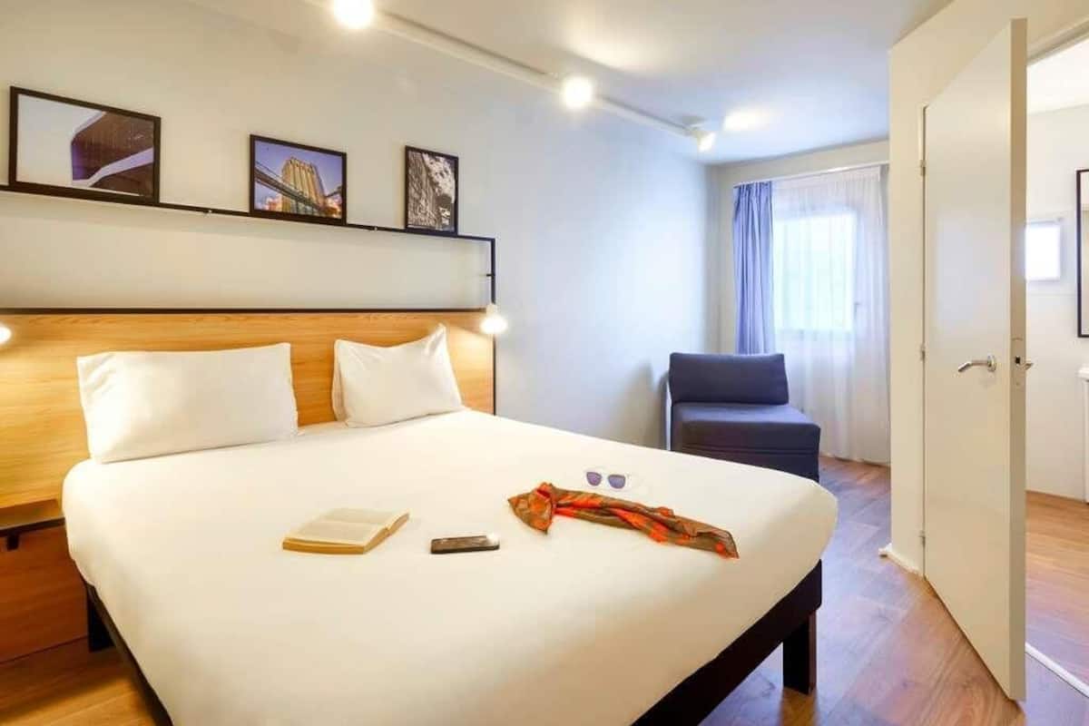 Quarto casal standard, 1 cama de casal | Escrivaninha, quartos à prova de som, ferros/tábuas de passar roupa
