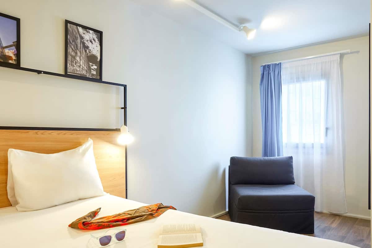 Standard dubbelrum - 1 dubbelsäng | Skrivbord, ljudisolering, strykjärn/strykbräda och gratis barnsängar