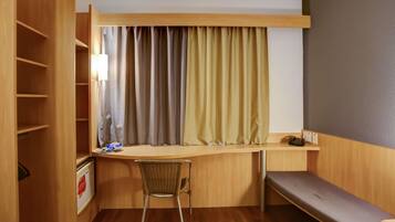 Căn hộ Tiêu chuẩn, 1 giường đôi, phù hợp cho người khuyết tật | Minibar, bàn, khu vực làm việc phù hợp cho laptop, màn/rèm cản sáng