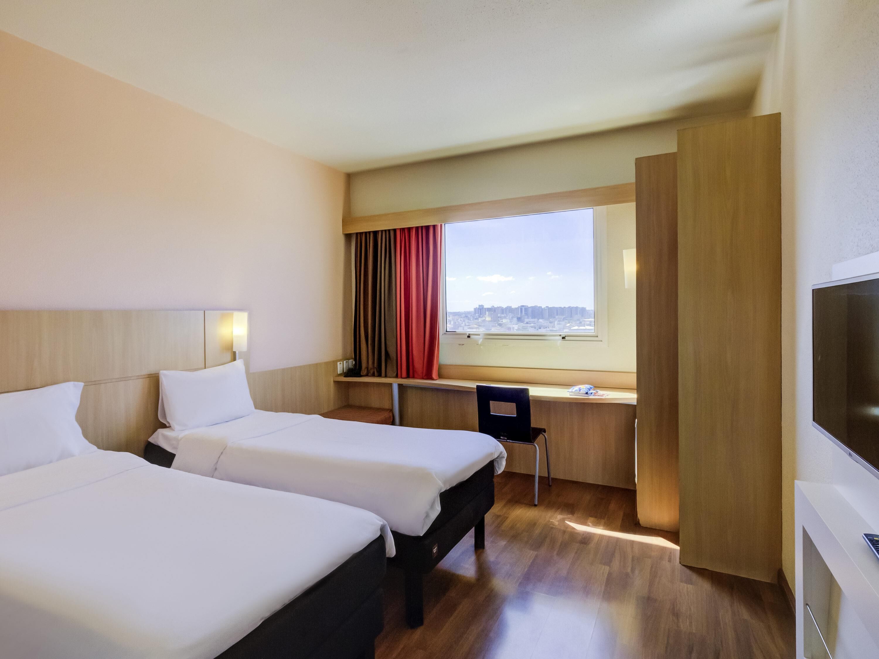 標準雙床房, 2 張單人床 | 迷你吧、書桌、手提電腦工作空間、遮光窗簾/窗簾