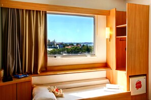 Standard Room, Multiple Beds | Minibar, desk, laptop workspace, blackout drapes - ibis Vitoria Praia Do Canto (Vitoria)