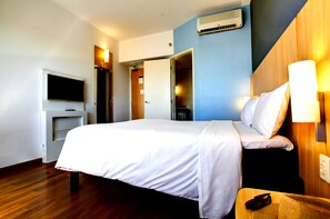 Kamar Standar, Beberapa Tempat Tidur | Minibar, meja kerja, ruang kerja ramah laptop, dan tirai kedap cahaya