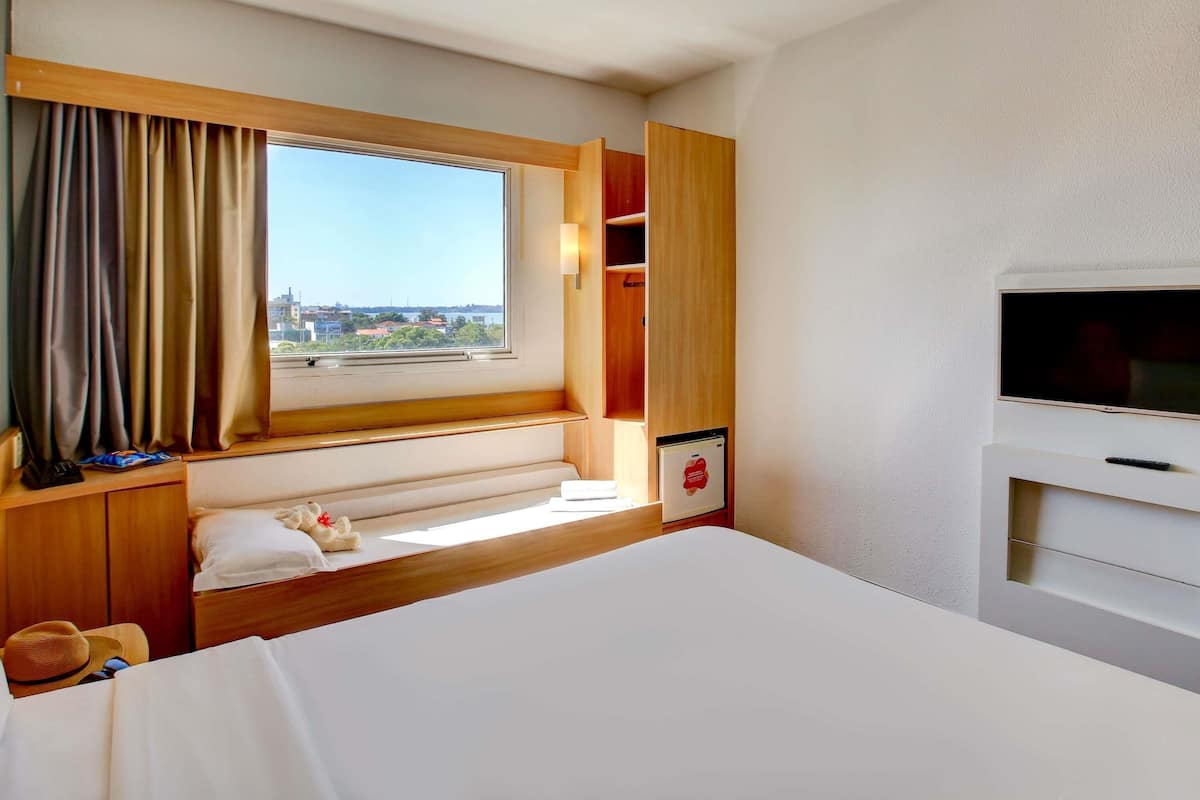 Standaard kamer, meerdere bedden | Een minibar, een bureau, een laptopwerkplek, verduisterende gordijnen