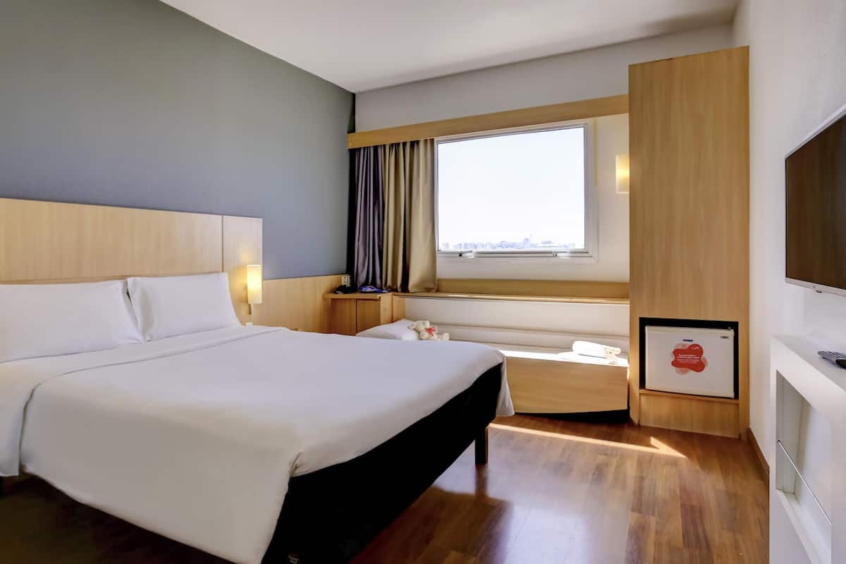 標準客房, 多張床 | 迷你吧、書桌、手提電腦工作空間、遮光窗簾/窗簾