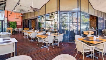 Daily buffet breakfast (BRL 54.00 per person)