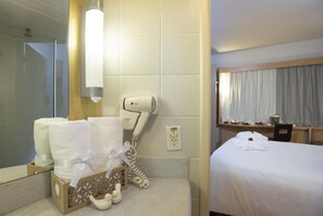 Eco-friendly toiletries, hair dryer, towels, soap - ibis Vitoria Praia Do Canto (Vitoria)